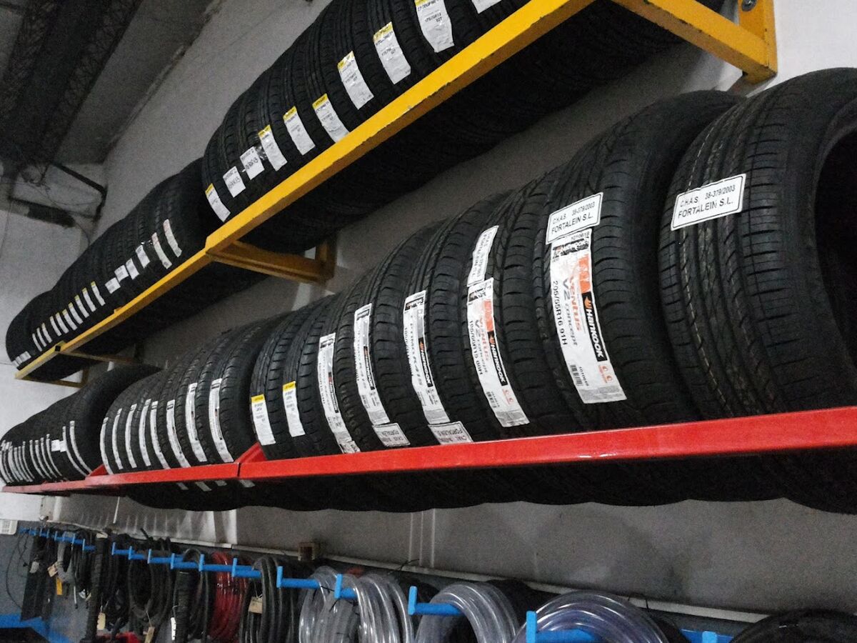 Estantería con cubiertas nuevas de distintas medidas en el local de RPM Lubriruedas